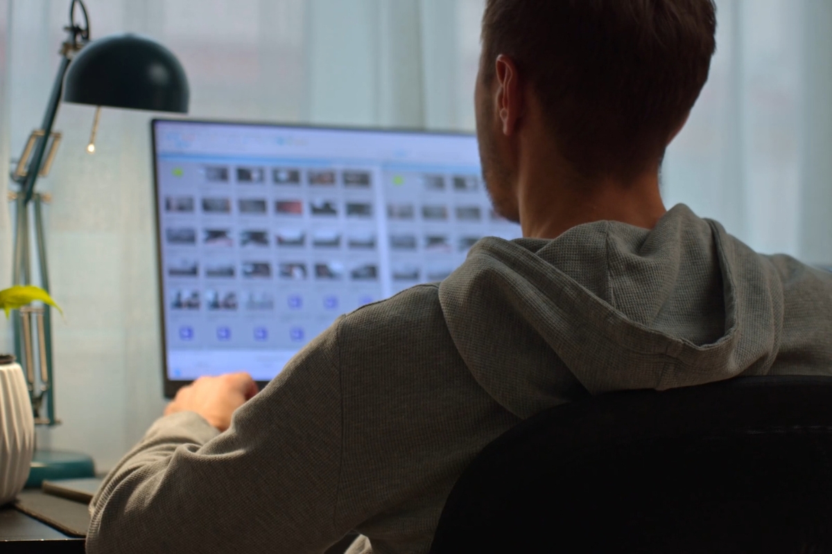 momak radi freelance posao za kopjuterom