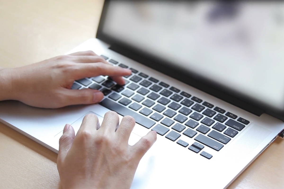 osoba koristi laptop i radi oko online trgovine