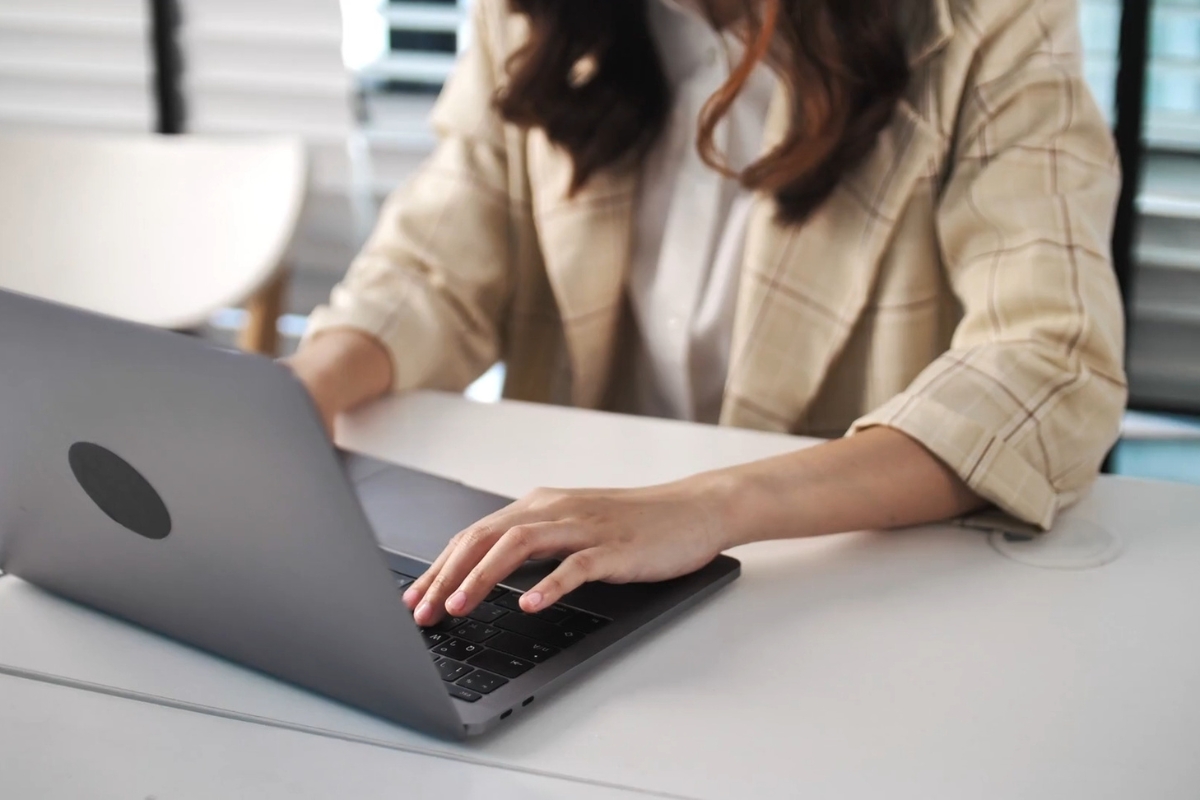 devojka koristi laptop
